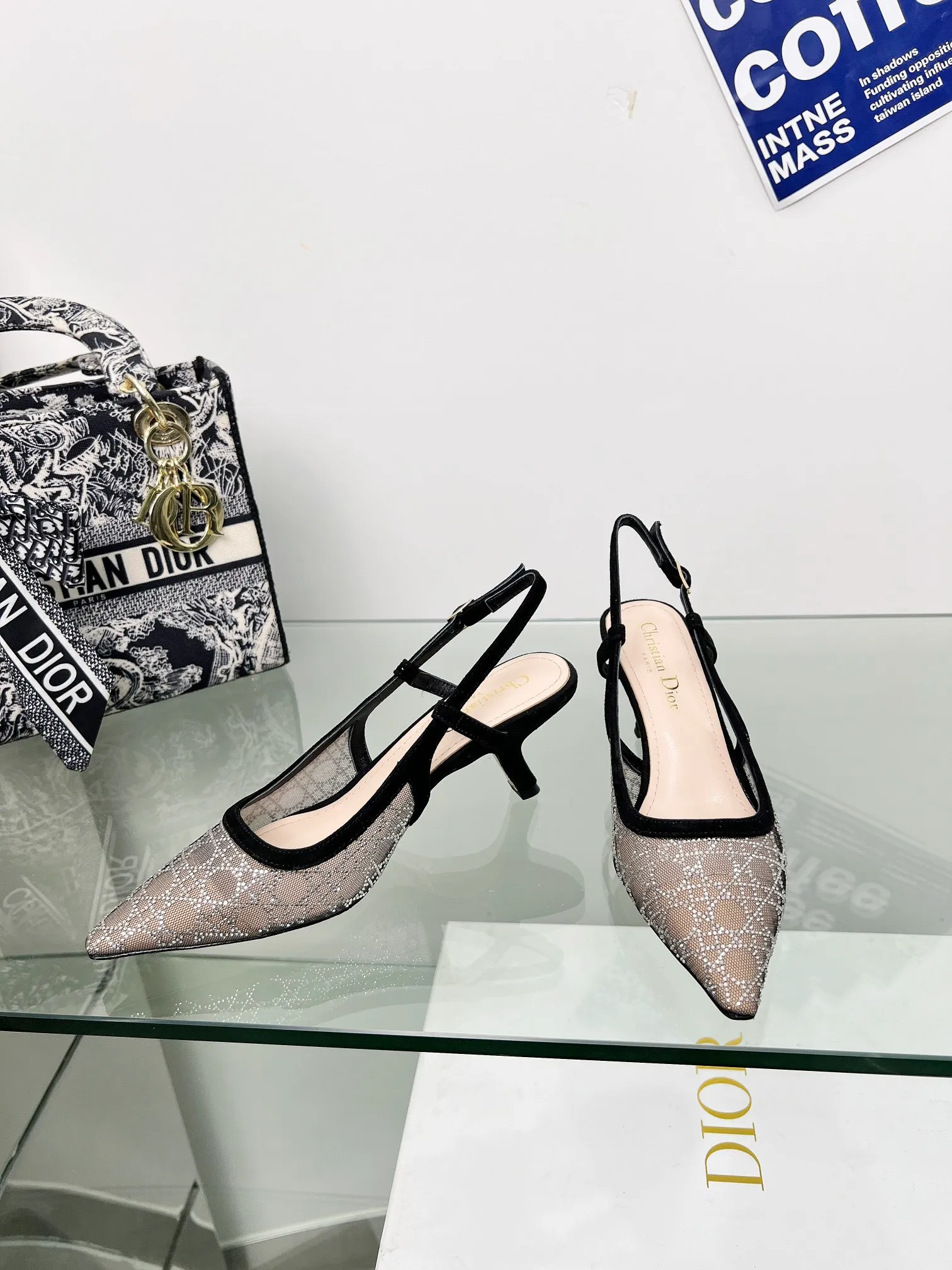 👟👟Ex-factory price 560👟👟Dior 2025 spring and summer catwalk new style bling...bling...crystal shoes Capture one-line high-heeled Mule women's shoes Star same rhinestone square toe cannage pattern cat heel slippers The top high-end version on the market Exclusive sale Material: original custom mesh inlaid with hot Australian rhinestones + water-dyed sheepskin feet + original molded hardware buckles + Italian leather outsole Heel height: 6.5CM/9.5CM size: 33-44 (33.34.40.41.42.43.44 is custom-made and cannot be returned or exchanged)